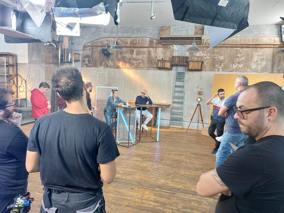 Al lavoro per la seconda puntata di Pani e Pesci.
Il regista <a href="/enzopirrone/">enzo pirrone</a> a colloquio con la squadra tecnica. 
Sabato #14ottobre, il prof Luigino Bruni ed <a href="/eug_scot/">eugenia scotti</a> parlano di ambiente, inquinamento e cibo con <a href="/RutelliTweet/">Francesco Rutelli</a> 
⏰15.15 <a href="/TV2000it/">Tv2000.it</a>