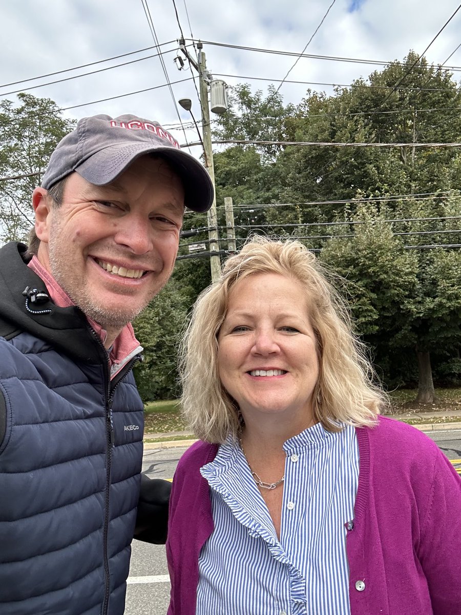 ChrisMurphyCT's tweet photo. Lots of people see me walking and pull over their car to say hello. Betsy was excited to talk because her kids met me when they were younger and now they are both pursuing public policy careers. #WalkCT https://t.co/pLvkGLmYjH
