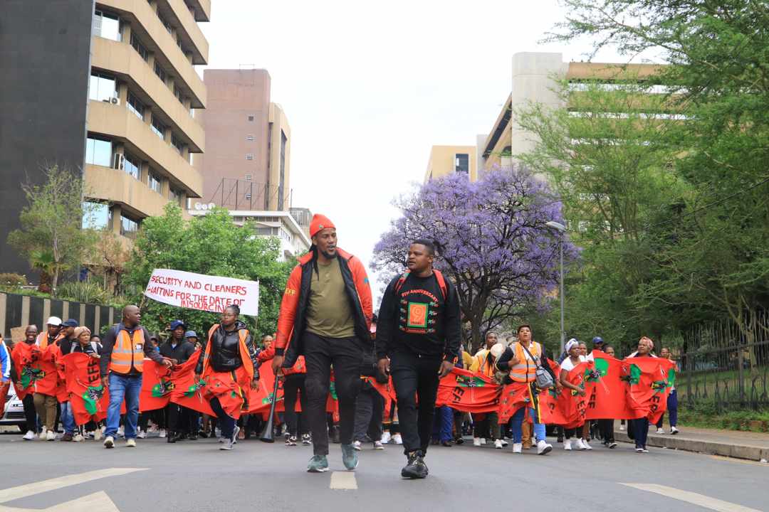 EFFGautengProv's tweet photo. 🚨Must Watch🚨

The EFF Gauteng Provincial Deputy Chairperson @Phillip_Danie_ leading a protest for the Insourcing of oustanding security guards, cleaners, Joscho, and Healthcare workers in the @CityofJoburgZA.

#RegisterToVoteEFF https://t.co/hGcNtrjL9y