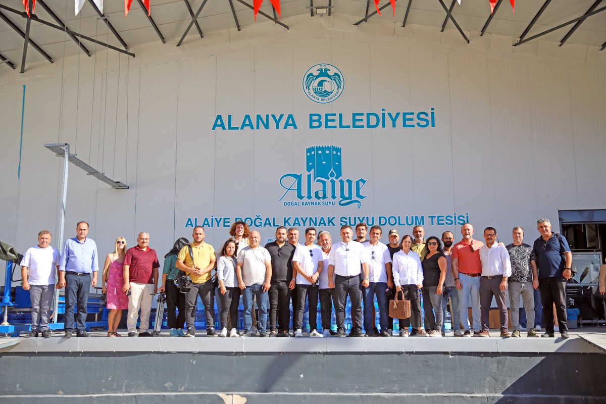 AdemMuratYucel's tweet photo. Üretken Belediyecilik anlayışımızla hayata geçirdiğimiz, Alaiye Doğal Kaynak Suyu'muzun basın lansmanını gerçekleştirdik. 

Son teknoloji üretim malzemeleriyle el değmeden suyumuzu üretiyor, vatandaşlarımıza iletiyoruz. Alanında uzman gıda mühendisleri ve teknik ekiple saatte 2 bin damacana ve saatte 30 bin bardak su üretebiliyoruz. 

İnsan sağlığı önceliğimizle, hijyen ve sağlık kontrollerini üretim ve dağıtım süresince en üst seviyede tutuyor, vatandaşlarımız için en kalitelisini ve en uygununu üretiyoruz. 

Bütün vatandaşlarımız, 444 02 78 numaralı hattan suyumuza kolayca ulaşabilir. 

Ülkemize, Alanya'mıza ve bölgemize hayırlı, uğurlu olsun...