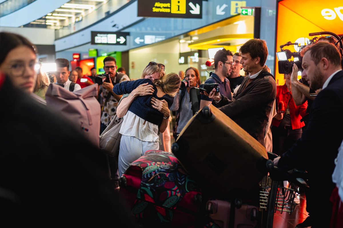 Evakuierungsflug #2 aus Tel Aviv ist soeben in Wien gelandet. An Bord der vollbesetzten Maschine waren 176 Menschen aus Österreich sowie Familienangehörige und Reisende aus 🇮🇱🇵🇱🇩🇪🇺🇸🇫🇷🇭🇷🇸🇪🇭🇺🇬🇧.

DANKE an das Team der ÖB Tel Aviv für euren unermüdlichen Einsatz!

#TeamBMEIA