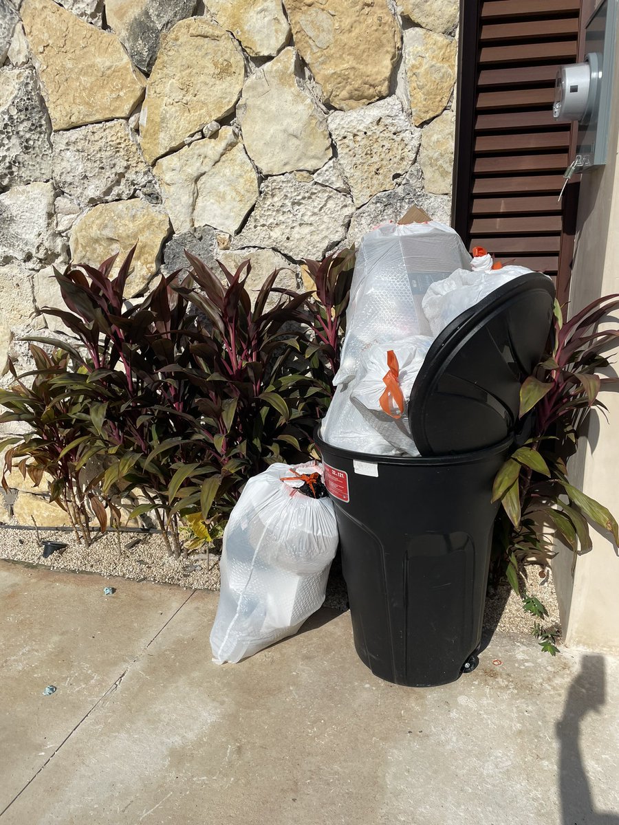 ManoloRiosR's tweet photo. @SPMerida_ Nuevamente la empresa SANA no hace recolección de basura en la calle 16 por 5 y 5-A Viladiu, Cholul. Ya van 3 días consecutivos de recolección sin que dicha empresa haga su trabajo. @AyuntaMerida @RenanBarrera https://t.co/vfI4KGpY7a