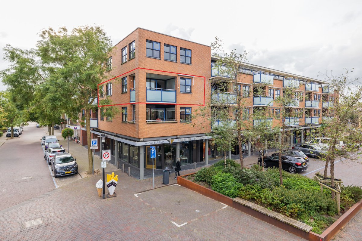 Nieuw in verkoop!
In het centrum van Noordwijkerhout gelegen 3-kamer hoek appartement met 2 slaapkamers, een inpandig balkon, een ruime berging en parkeerplaats in de parkeergarage. 
Kijk op onze site voor meer informatie. 
pietwarmerdammakelaardij.nl/aanbod/woninga…