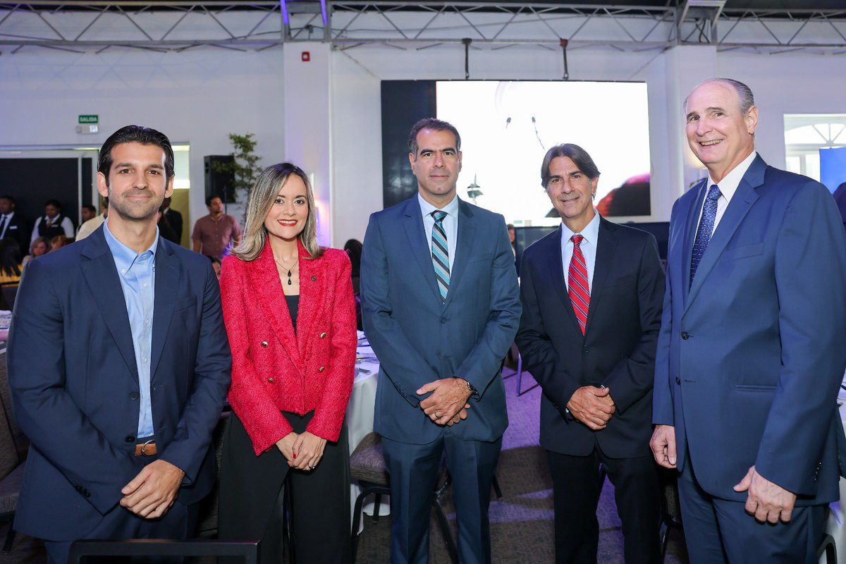 GrupoSID's tweet photo. Nuestra empresa @MercasidDR recibió  el máximo galardón otorgado en los Premios a la Excelencia Exportadora 2023 de @ADOEXPO, como  “Gran Exportador Dominicano”. https://t.co/Nw1VJ9Oamq
