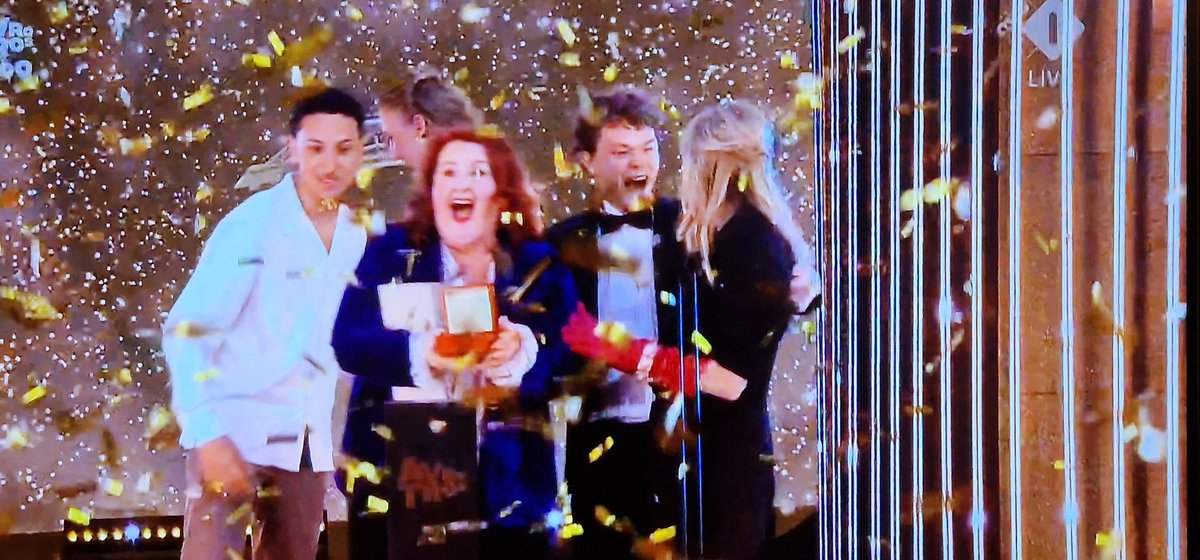 marcelbar8's tweet image. YES!!!!!!!!!!
#oogappels gefeliciteerd met de #Televizierring. Zeer terecht.