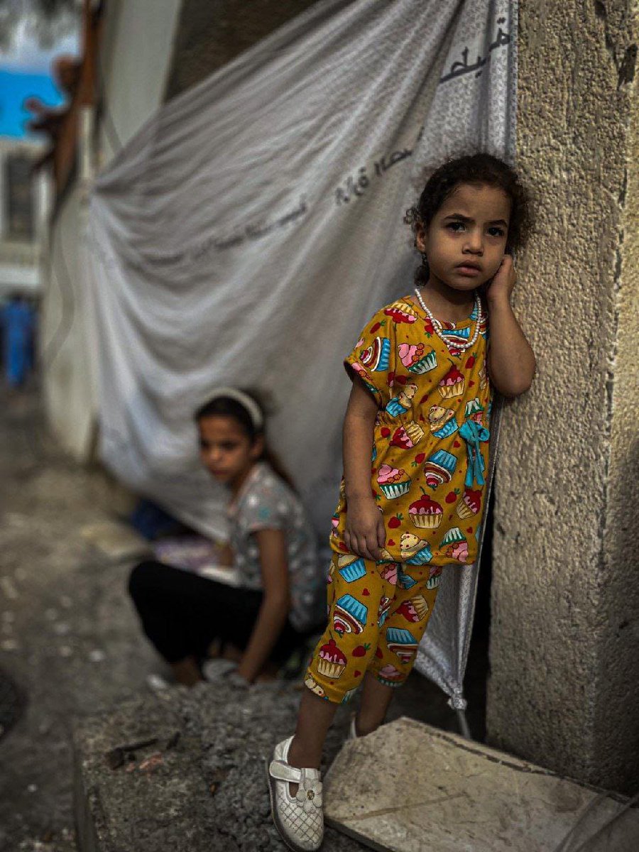 Katrina_fal's tweet photo. Thousands of Palestinians have fled to the Al-Shifa Medical Compound in Gaza, out of fear of potential Israeli airstrikes targeting their homes. 
#StandWithGaza 
#GazaUnderAttack https://t.co/f7DbwFgmH9