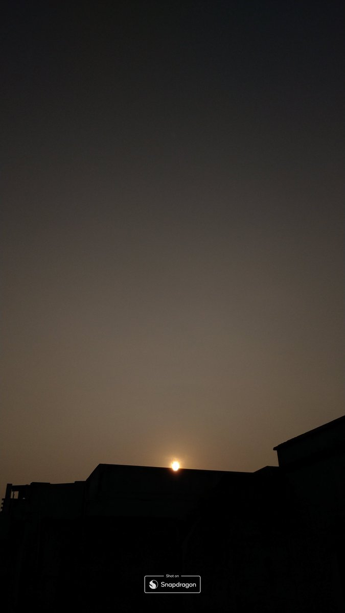 smasithick's tweet photo. Chasing the dawn, where every sunrise paints the city's skyline with hope. 🌇 #SunriseMagic
📱 OnePlus 5
🐉 Snapdragon 835
🗓 Jan, 2018
#OnePlus5 sports 20 MP, f/2.6, 36mm, 1/2.8", 1.0µm, 1.6x optical zoom, AF camera 📷
#Snapdragon835 has the 14-bit Qualcomm Spectra 180 ISP that supports capture of up to 32 megapixels with zero shutter lag, and offers smooth zoom, fast autofocus and true-to-life colors for improved image quality.
With an advanced 10-nanometer design, the Qualcomm Snapdragon 835 mobile platform can support phenomenal mobile performance. It is 35% smaller and uses 25% less power than previous designs, and is engineered to deliver exceptionally long battery life, lifelike VR and AR experiences, cutting-edge camera capabilities and Gigabit Class download speeds.
#SunriseOnSnapdragon
#ShotOnSnapdragon
@Snapdragon @Snapdragon_IN
@Snapdragon_UK @snapdragon_BRA @Snapdragon_ID @gregcroc @Qualcomm @qualcomm_in @oneplus @OnePlus_IN @OnePlus_USA @PeteLau
#OnePlus5Photography #SilhouettedSkies #MorningMagic #Cityscape #NatureLover #SunriseMagic #SkylineViews #ScenicBeauty #InstaSunrise #BeautifulMornings #NewDay #GoldenHour #NaturePhotography #SkyPainting #MorningGlory #OnePlusPhotography #SunriseChasers #PhotographyLovers #ClearSkies #CitySunrise