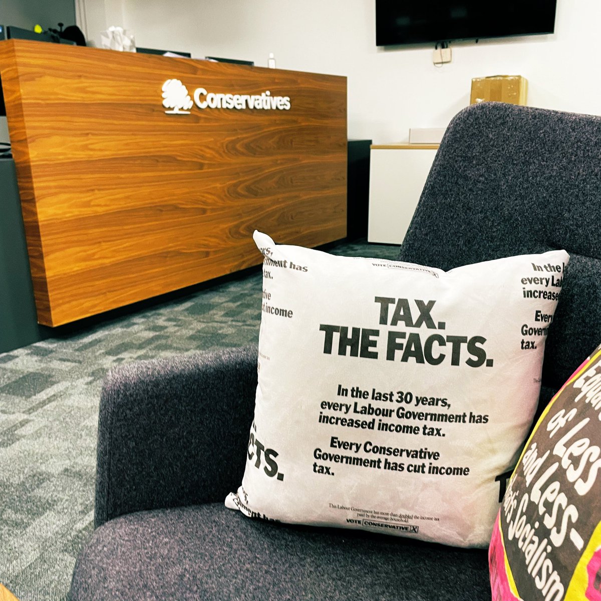 SebGradzkiJr's tweet photo. Had a great time at Leeds’ Conservative Campaign HQ, conversing with voters for the by-elections of Mid Bedfordshire and Tamworth,engaging in priorities of the local people🇬🇧 On October 19th, #voteconservative @Young_Tories https://t.co/8kxVYtJfYB