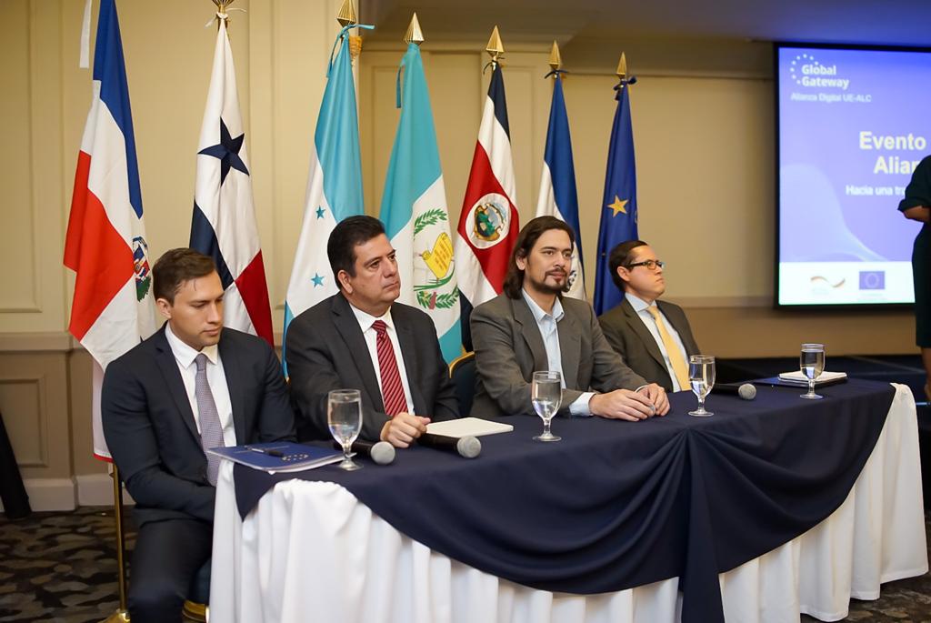 UECentroamerica's tweet photo. 2/3🧵Felipe Armijo de la 🇨🇷@UEenCostaRica y Kurt Leiseder de la 🇵🇦@PanamaUE presentaron los proyectos en marcha en dimensión regional, como el #sandbox regulatorio digital, el apoyo al #COPLAC de Panamá, el potencial de uso de 🛰️#Copernicus, entre otros. https://t.co/c8hUO0TQMC