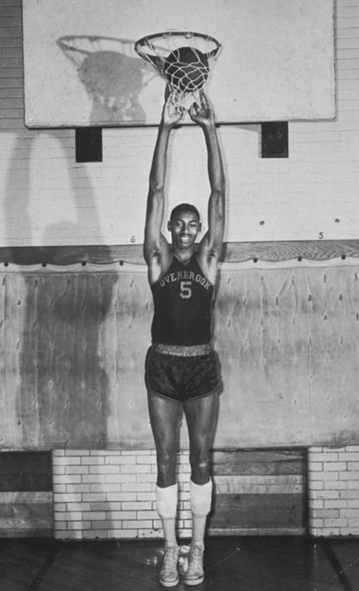 American #basketball player #WiltChamberlain died #onthisday in 1999. 🏀 #WiltTheStilt #Goliath #TheBigDipper #athlete #tall #NBA #ESPN #Lakers #76ers #HarlemGlobetrotters #Globetrotters #KU #Jayhawks #KappaAlphaPsi #center #AllAmerican #AllStar #MVP #slamdunk #trivia