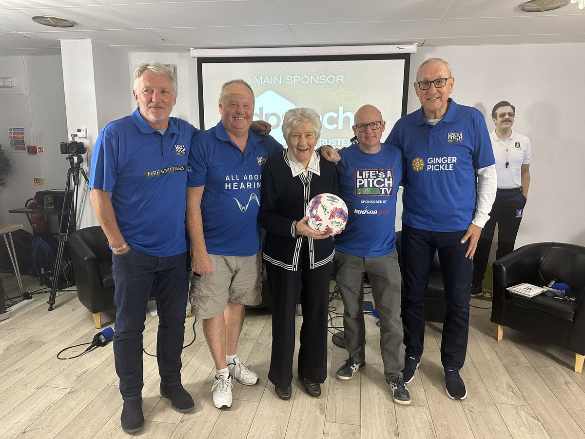 MarkGlennMurphy's tweet image. What a great show, calling all @IpswichTown fans you’ve gotta watch or listen to tonight’s @lifesapitchtv with club legend Pat Godbold, She had us in stitches! #coyb #itfc