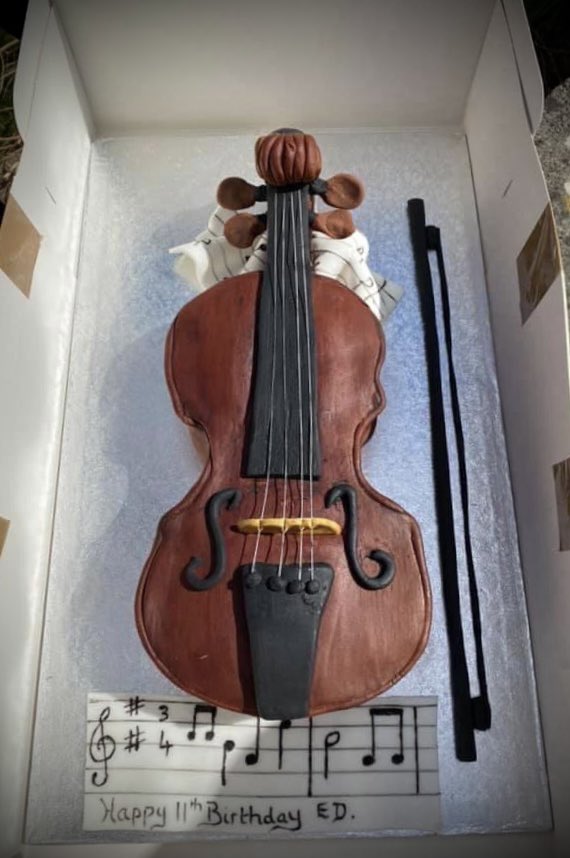 My mum Shelley’s (@topteear) awesome cake she made for her violin mad great nephew. He didn’t know whether to eat it or play it #ExtraSlice @BritishBakeOff 🎶🎂