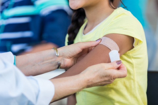 (2/2) Parents/guardians of students in grades 7️⃣ will be notified when their child’s school is scheduled for an immunization clinic. Learn more or review the school schedule: ow.ly/xtHZ50O938H @ImmunizedotCa @CanImmunize ^ad