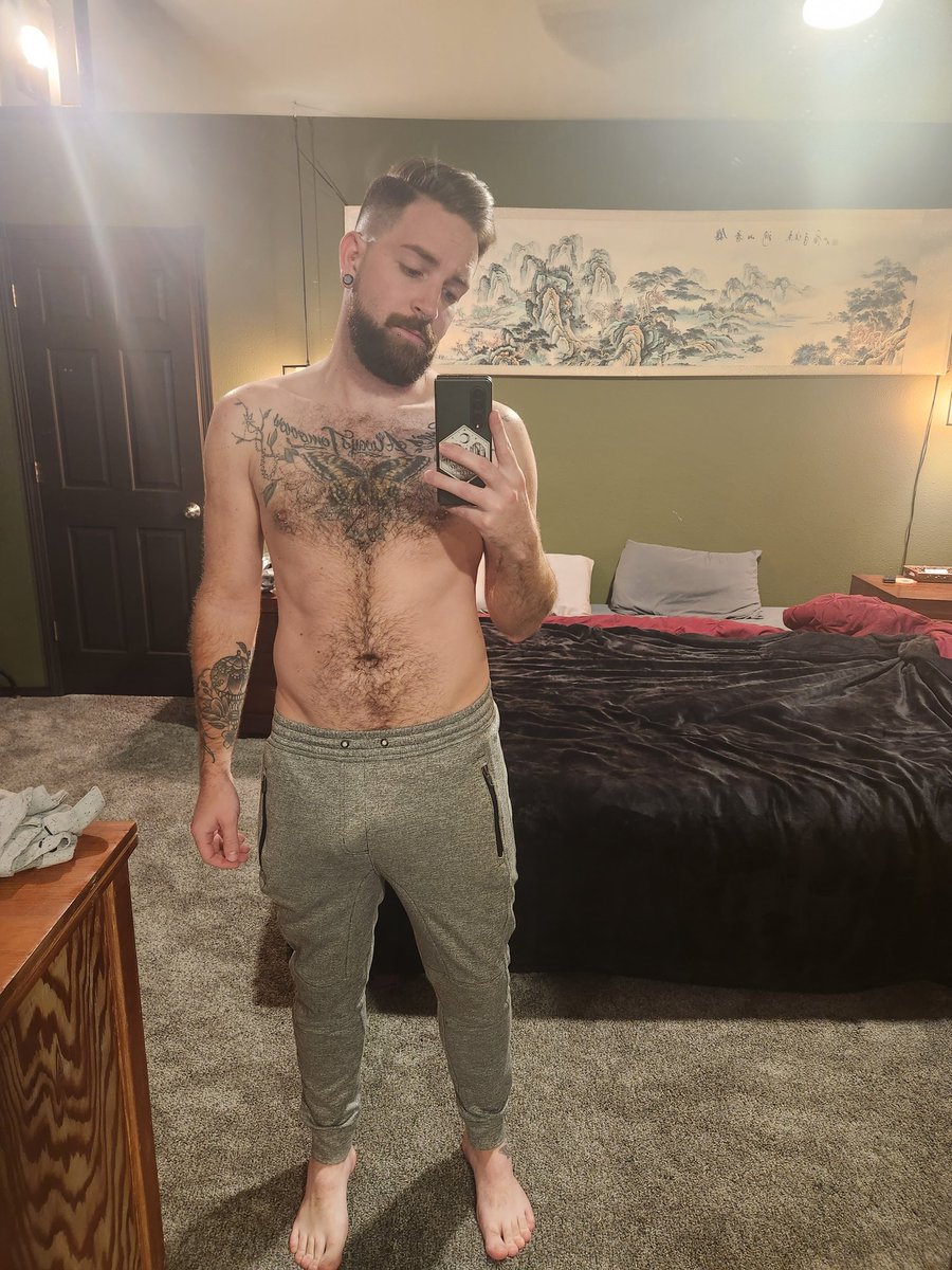 comeseecody's tweet photo. I heard it's grey sweatpant season, am I doing this right? #bulge #gay #beard #hairy https://t.co/IvtEjBq23V