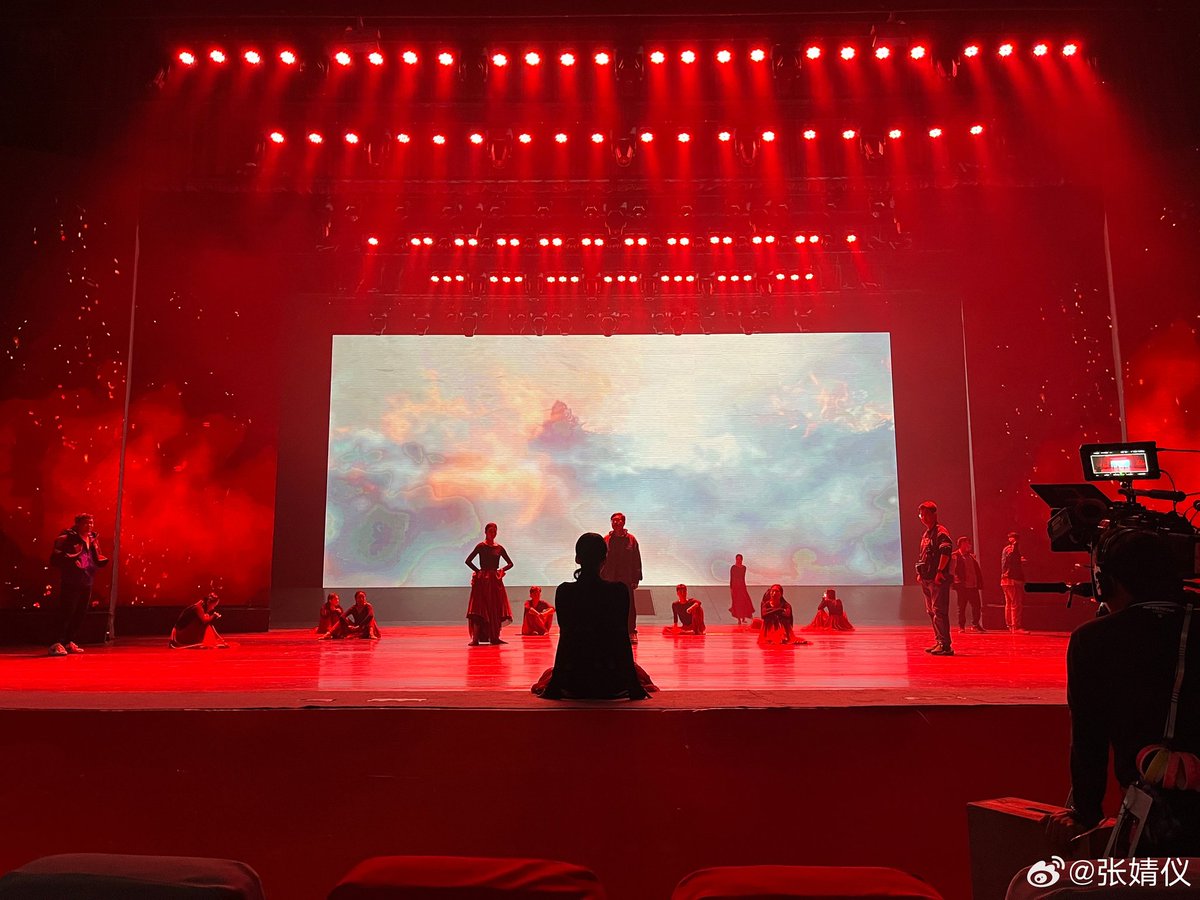 CdramaL's tweet image. 「📸 | #ZhangJingyi compartilhou novas fotos se despedindo de #BrightEyesInTheDark 

# - Persistência e proteção, obrigado Nanchu por tudo que você trouxe para mim, e espero que você na tela continue caminhando com firmeza.