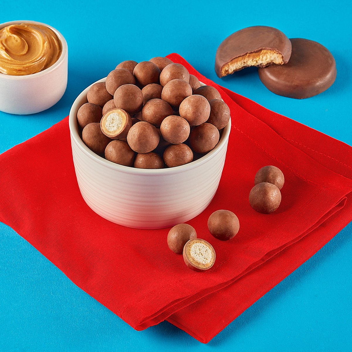 Inspired by the Girl Scout Chocolate Peanut Butter cookie, this bite is a delectable treat boasting a vanilla cookie center, wrapped in a heavenly SKIPPY® peanut butter coating, and rolled in a luscious milk chocolatey coating.