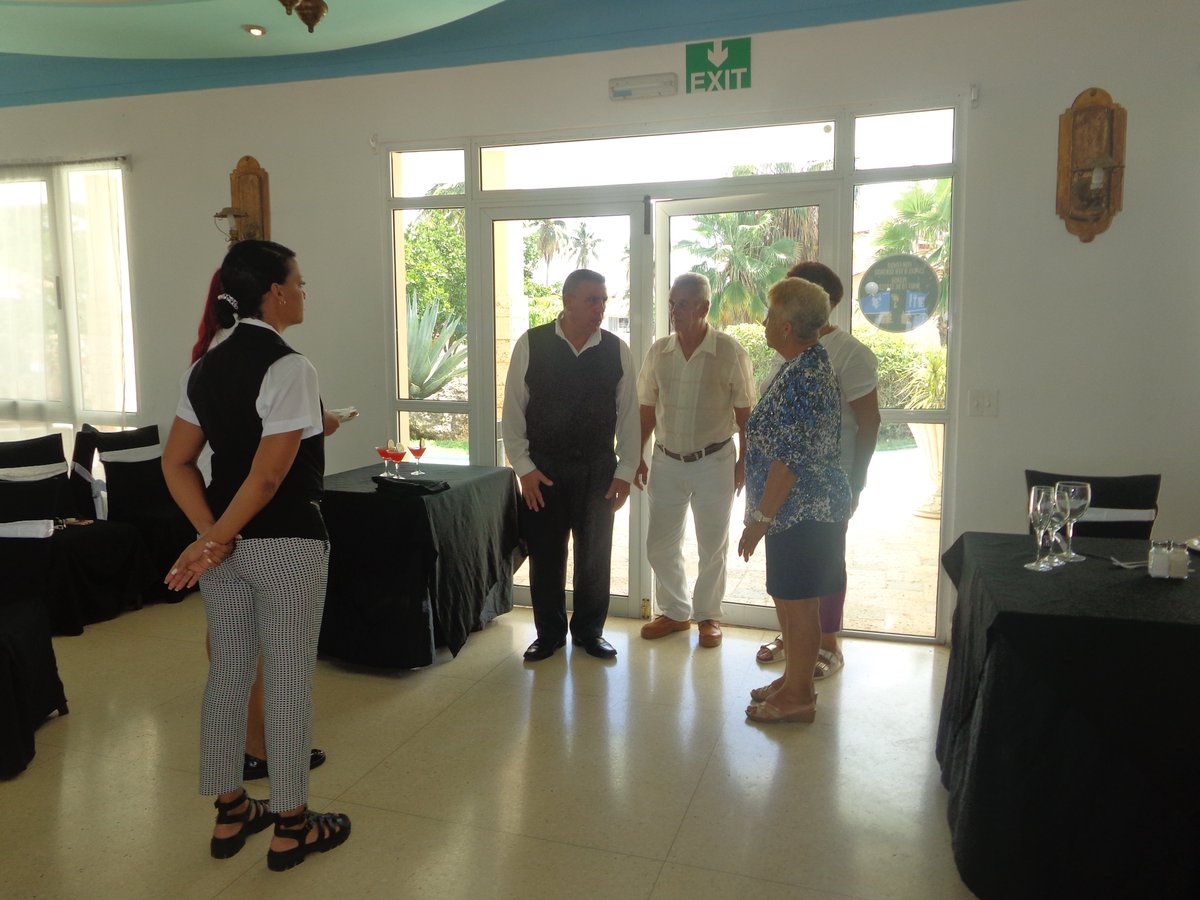 BlauLasMorlas's tweet photo. 📍 Hotel Las Morlas
🍾🥂Hoy somos la sede del nuevo encuentro del Curso para Capitán de Salón en #Varadero
🍽 La cita es impartida por profesores especialistas de la Escuela Ramal del Turismo #formatur
.
.
.
#turismo #Cuba @MinturVaradero https://t.co/FYgD3ctku2