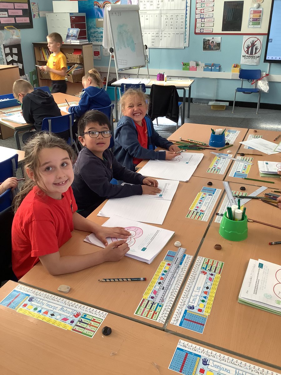 MrsEP_Thatto's tweet photo. Lovely to be back with this class. Havenβt taught them since year 1. So itβs good to see them maturing & progressing
In our @HeartSmartSch lesson, we thought about those people who are important to us
@MrsSW_Thatto #thattoprim_2SW https://t.co/WutMCpe4u5