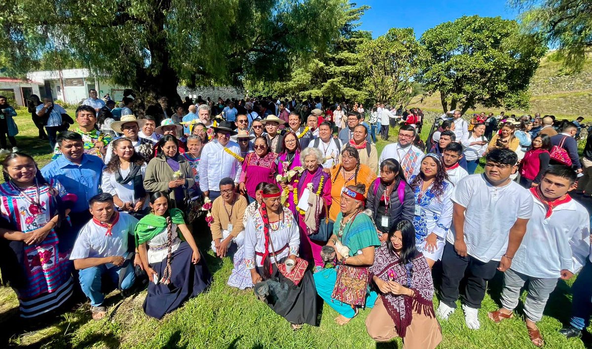 DEELAYUUK's tweet photo. Hoy 12 de octubre, “Día de la Resistencia Indígena”, con una ceremonia tradicional en el lugar sagrado de Cuicuilco, inauguramos la Universidad de las Lenguas Indígenas de México (ULIM).

Agradezco de corazón a la Secretaria de Educación Pública, Leticia Ramírez (@Letamaya), a la Dra. Elena Poniatowska (@Eponiatowska), el Doctor Salomón Nahmad, el maestro Mardonio Carballo (@mardoniocarbalo), la compañera Jesusa Rodríguez, la Diputada Irma Juan Carlos (@irmajuancarlos) y el Diputado Azael Santiago Chepi (@Chepi_Org), por encabezar esta ceremonia inaugural.

Cumplimos la encomienda del Presidente @lopezobrador_ de trabajar por el florecimiento de las lenguas indígenas de México.