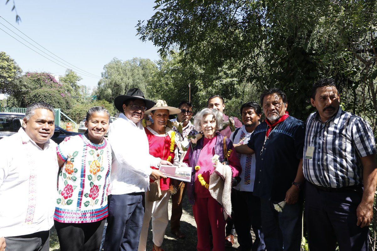 DEELAYUUK's tweet photo. Hoy 12 de octubre, “Día de la Resistencia Indígena”, con una ceremonia tradicional en el lugar sagrado de Cuicuilco, inauguramos la Universidad de las Lenguas Indígenas de México (ULIM).

Agradezco de corazón a la Secretaria de Educación Pública, Leticia Ramírez (@Letamaya), a la Dra. Elena Poniatowska (@Eponiatowska), el Doctor Salomón Nahmad, el maestro Mardonio Carballo (@mardoniocarbalo), la compañera Jesusa Rodríguez, la Diputada Irma Juan Carlos (@irmajuancarlos) y el Diputado Azael Santiago Chepi (@Chepi_Org), por encabezar esta ceremonia inaugural.

Cumplimos la encomienda del Presidente @lopezobrador_ de trabajar por el florecimiento de las lenguas indígenas de México.
