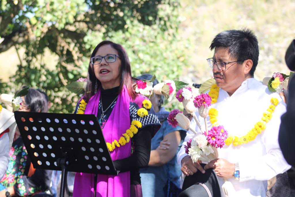 DEELAYUUK's tweet photo. Hoy 12 de octubre, “Día de la Resistencia Indígena”, con una ceremonia tradicional en el lugar sagrado de Cuicuilco, inauguramos la Universidad de las Lenguas Indígenas de México (ULIM).

Agradezco de corazón a la Secretaria de Educación Pública, Leticia Ramírez (@Letamaya), a la Dra. Elena Poniatowska (@Eponiatowska), el Doctor Salomón Nahmad, el maestro Mardonio Carballo (@mardoniocarbalo), la compañera Jesusa Rodríguez, la Diputada Irma Juan Carlos (@irmajuancarlos) y el Diputado Azael Santiago Chepi (@Chepi_Org), por encabezar esta ceremonia inaugural.

Cumplimos la encomienda del Presidente @lopezobrador_ de trabajar por el florecimiento de las lenguas indígenas de México.