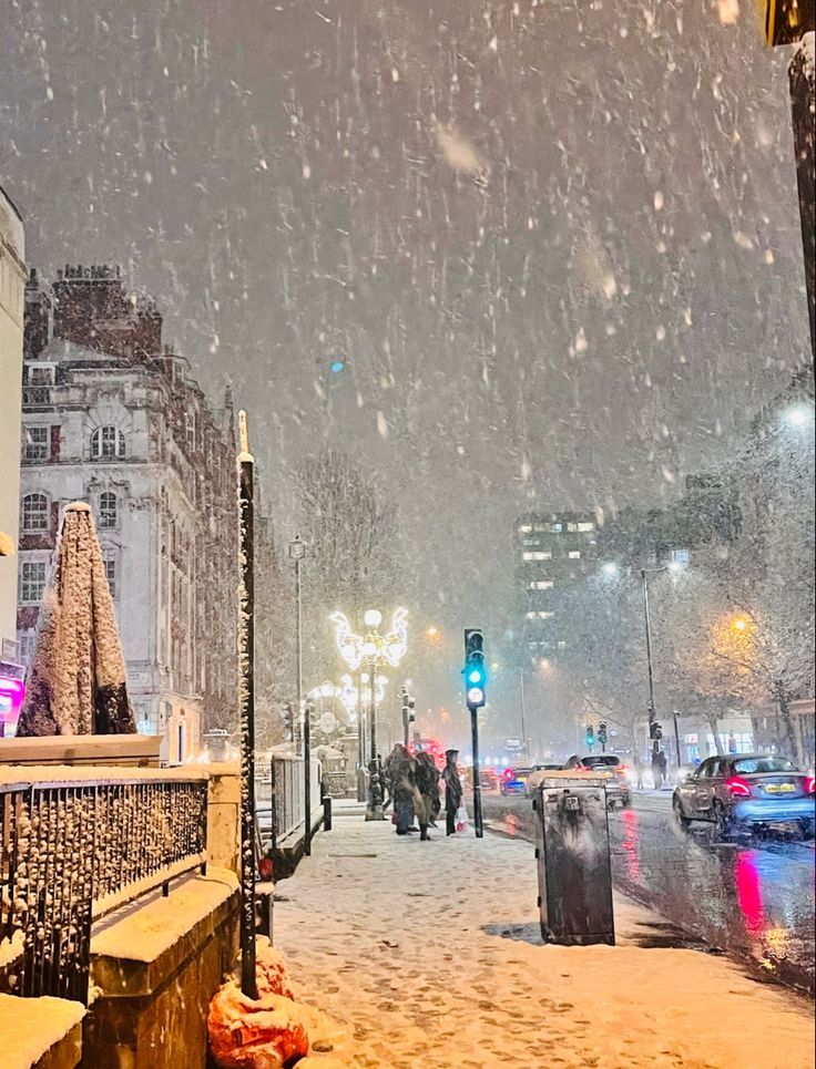 cythara_2011's tweet photo. "As the cold night blankets London's streets in a shimmering quilt of snow, I find warmth in the enchanting beauty of the city's winter embrace. ❄️💫 #LondonNights" https://t.co/P0AdZEOS0Y