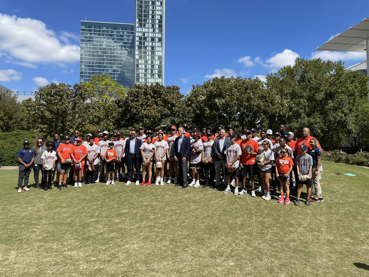 softball_elly's tweet photo. As part of the Houston Astros Youth Academy, I got to have the pleasure in volunteering today! #MyAldine #MeadMiddleSchool #StudentAthlete #Volunteer #AYA @sam_patrickk @athletics_mead @MeadMS_AISD @MrLABlackmon @CoachMOaldine @Coach__Marshall @MacGenAthletics https://t.co/hgLyQghcBQ