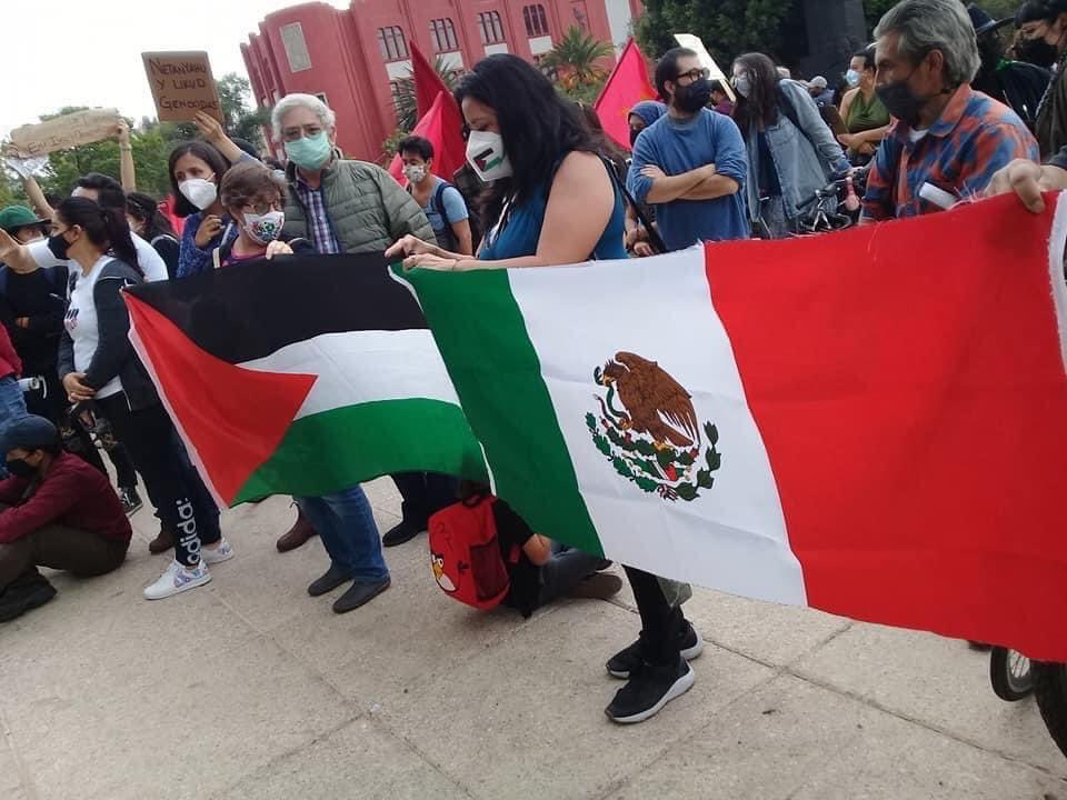 Mexicans stand in solidarity with Palestine! 🇵🇸🤝🏼🇲🇽 

From Palestine to Mexico, ALL the walls have got to go!