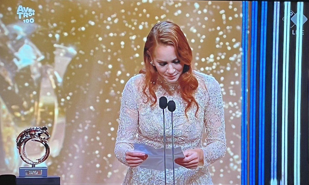 Wij van de EventBranche vragen ons na 4 bukkende winnaars toch echt af waarom die twee microfoontjes zo staan dat iedereen boven de 1 meter 40 voorover moet bukken…#GoudenTelevizierRing #TelevizierRing