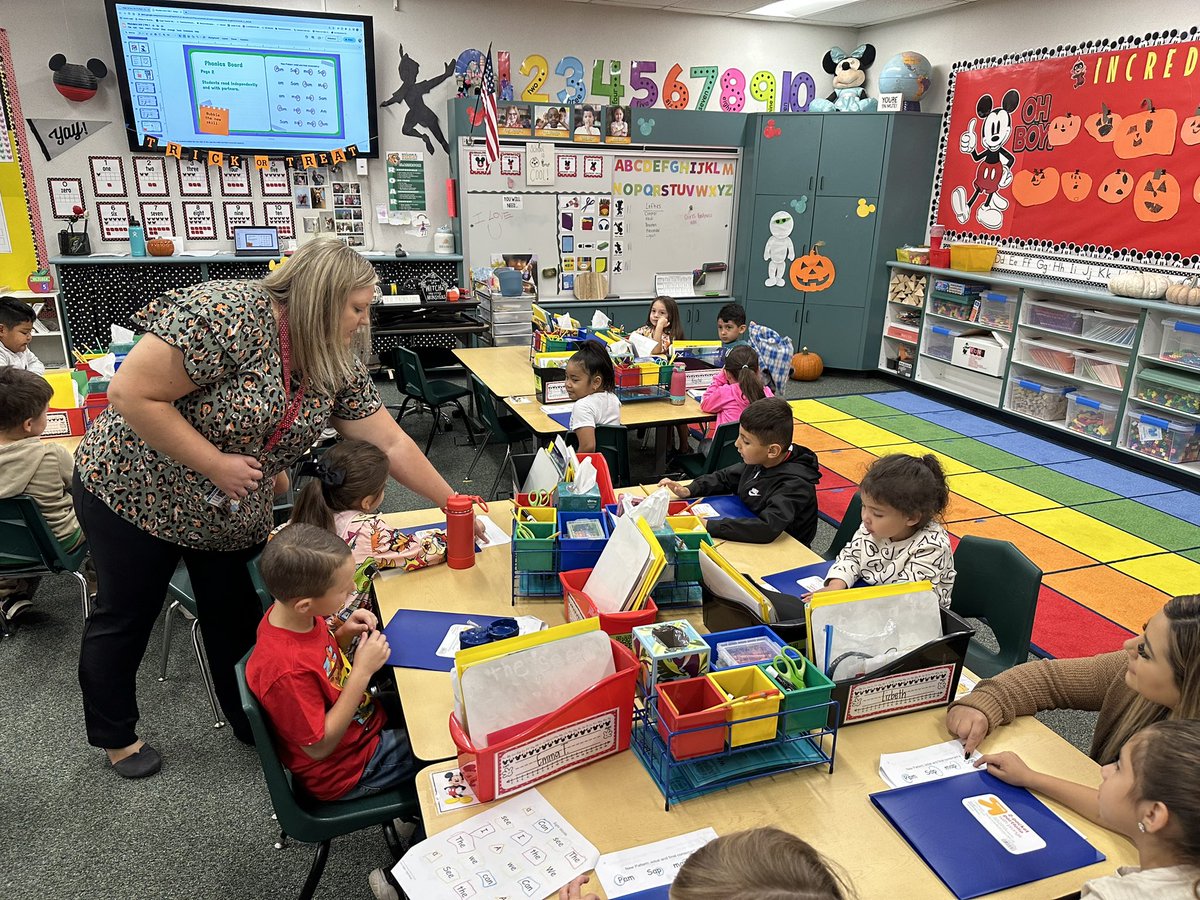 bkehoeBSD's tweet photo. Our TK and Kinder teachers @wrbschool are amazing! They go above and beyond to engage our littlest learners and help them grow socially and academically π€© #bsdproud #burtonexperience https://t.co/3LB99NGHsY
