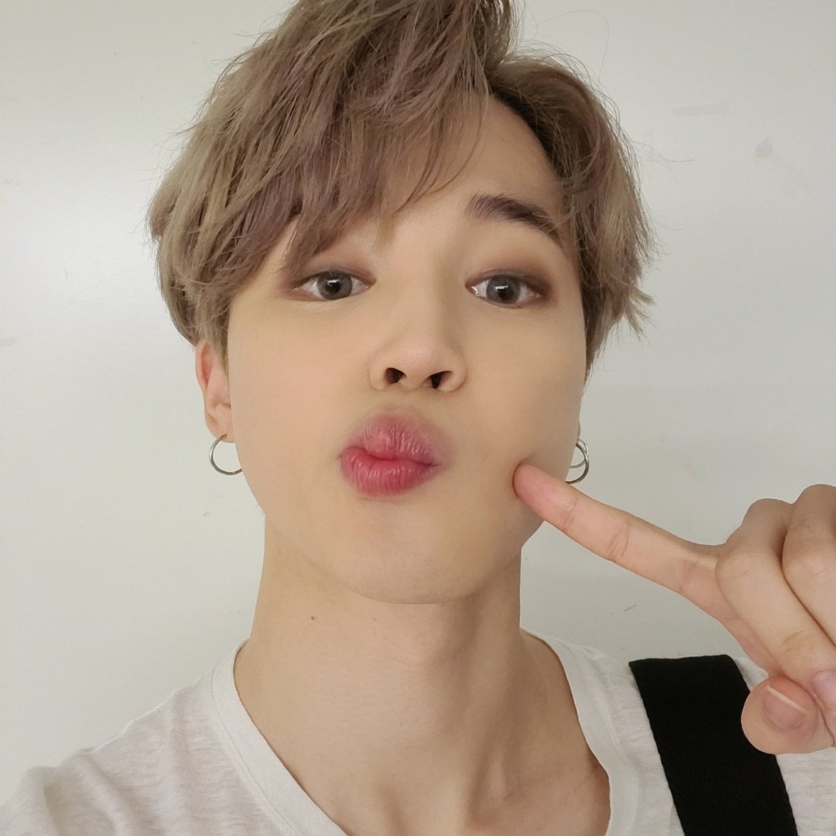 MissObsolete's tweet photo. Jimmminah Happpppppy birthday cutie lobely sexy angel who drives people like crazy #JIMINDAY https://t.co/jxSdeHRowy