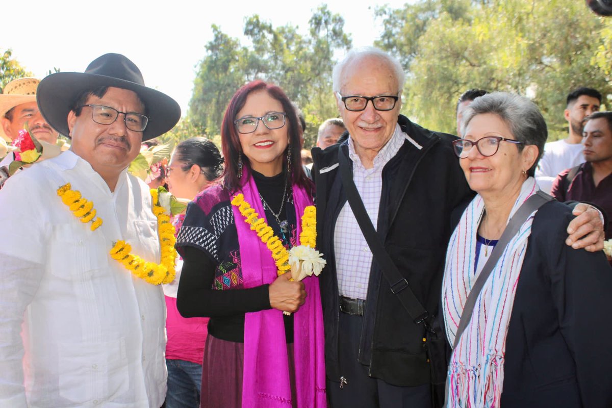 DEELAYUUK's tweet photo. Hoy 12 de octubre, “Día de la Resistencia Indígena”, con una ceremonia tradicional en el lugar sagrado de Cuicuilco, inauguramos la Universidad de las Lenguas Indígenas de México (ULIM).

Agradezco de corazón a la Secretaria de Educación Pública, Leticia Ramírez (@Letamaya), a la Dra. Elena Poniatowska (@Eponiatowska), el Doctor Salomón Nahmad, el maestro Mardonio Carballo (@mardoniocarbalo), la compañera Jesusa Rodríguez, la Diputada Irma Juan Carlos (@irmajuancarlos) y el Diputado Azael Santiago Chepi (@Chepi_Org), por encabezar esta ceremonia inaugural.

Cumplimos la encomienda del Presidente @lopezobrador_ de trabajar por el florecimiento de las lenguas indígenas de México.