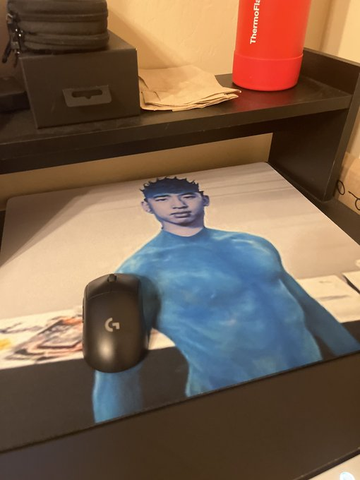 madafps's tweet photo. thank you @Marved6 for early access to your new mousepad🥶🥶 feeling icy https://t.co/ZScXzFOLeb