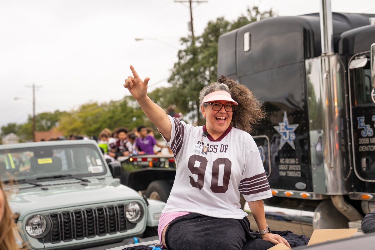 LewisvilleHS's tweet photo. We had a great time 𝙥𝙖𝙧𝙖𝙙𝙞𝙣𝙜 through the decades at last night's Homecoming parade and pep rally! The Farmer Family was out in full force supporting the LHS community!
📸 https://t.co/eZM85Sc4oD https://t.co/W0B1uZZnrt