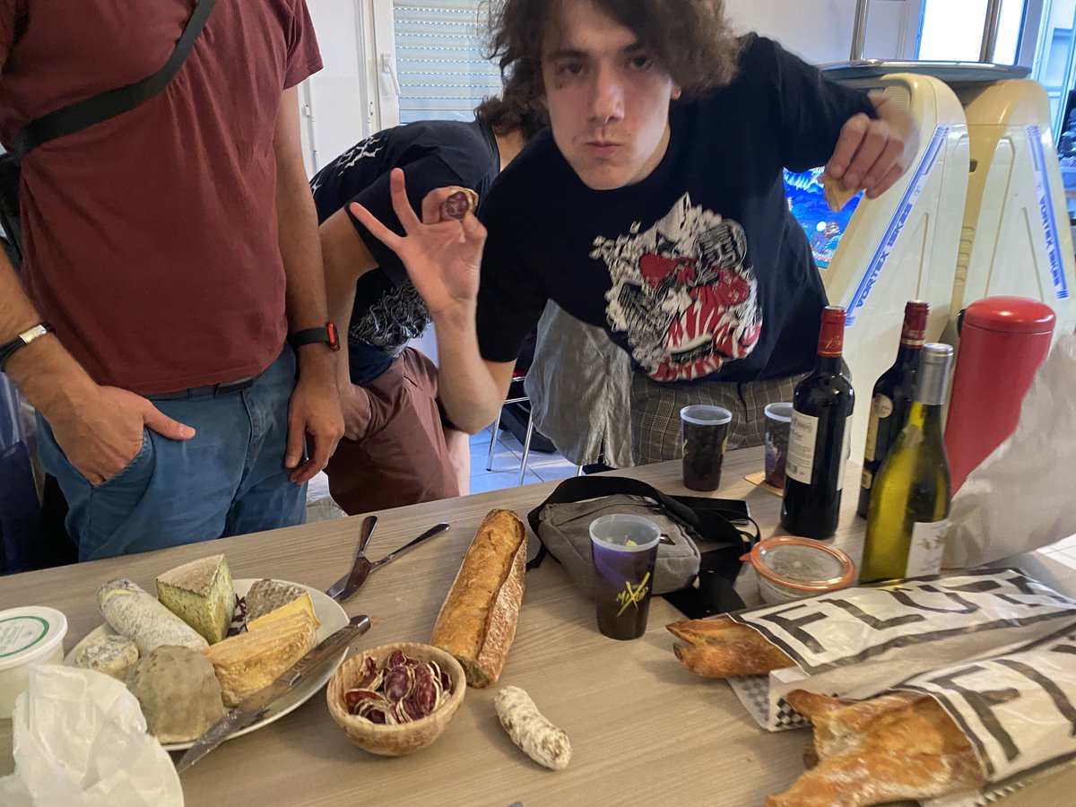 ISIMORN 🕹 tweet media