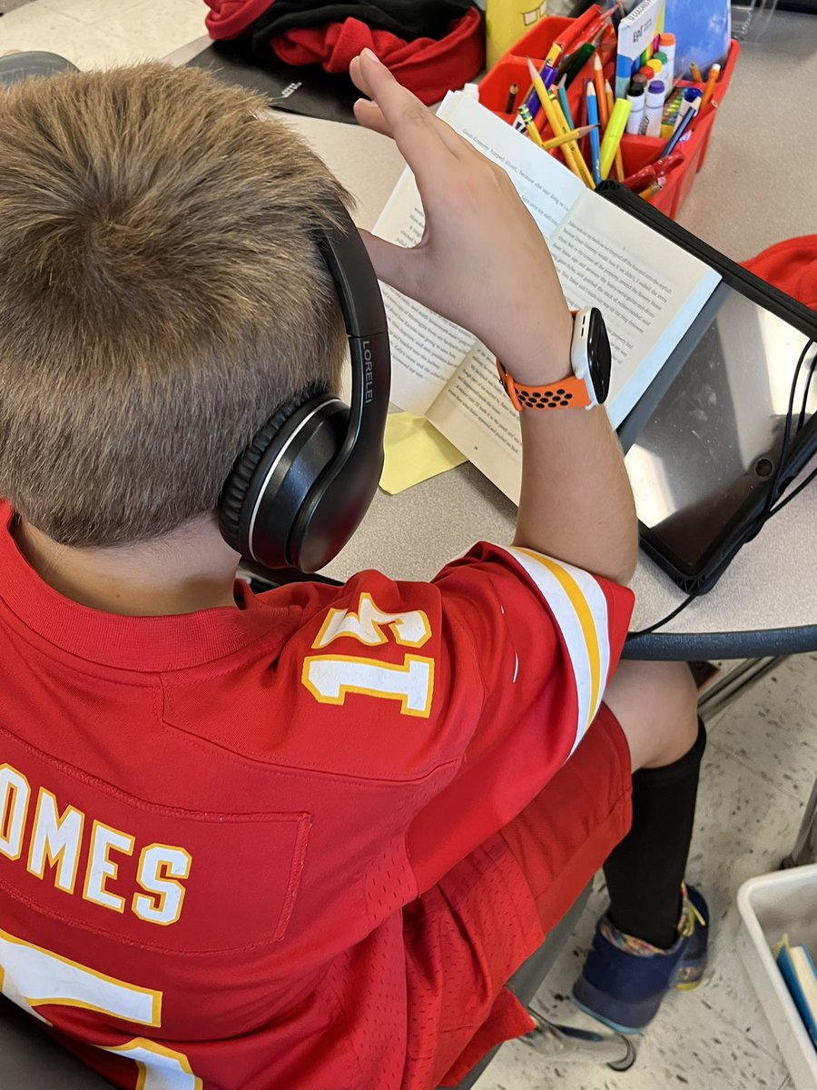 MrsDaugherty4th's tweet photo. Allowing S’s to have choice during #ReadingWorkshop gives them the space to be creative, read/ listen to the books they want, partner read, write a scrip with friends, or free wrote a story. #HappyTeacherHeart 💛@BeulahRalphElem https://t.co/VrrtncMP4v