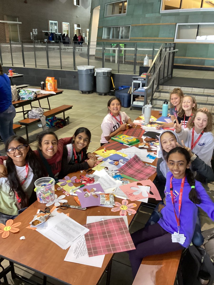 JKragseth's tweet photo. MSN Connect students participating in their
1st After School Action! They are making signs for teachers for International Kindness Day! @BcrowleyD95 @TJakowitsch #Empower95 #lzmsnconnect https://t.co/C7jMbSCZ0g