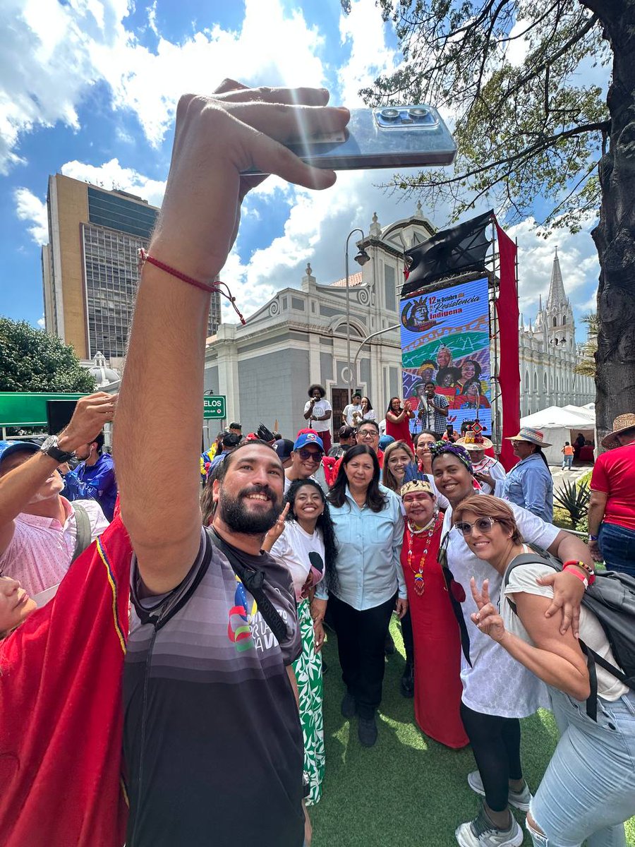 Gran movilización de nuestros pueblos originarios, que marcharon en Caracas en el Día de la Resistencia Indígena. Todo el respeto a su cultura e idioma. Ellos llevan la sangre de los valientes ancestros que lucharon por la libertad de nuestro territorio. #SomosResistenciaIndígena