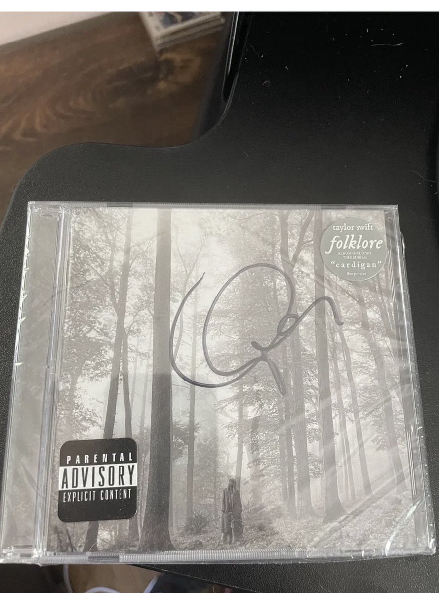 imaveragejoey's tweet image. 🚨Buyer beware- Taylor Swift auto is “cut” from a CD and Kelce auto looks like it’s “cut” from a poster.  Taylor auto CD goes for about $80 and Kelce auto on a poster is about $15. 
Leaf ‘Book of Love selling price $1500.