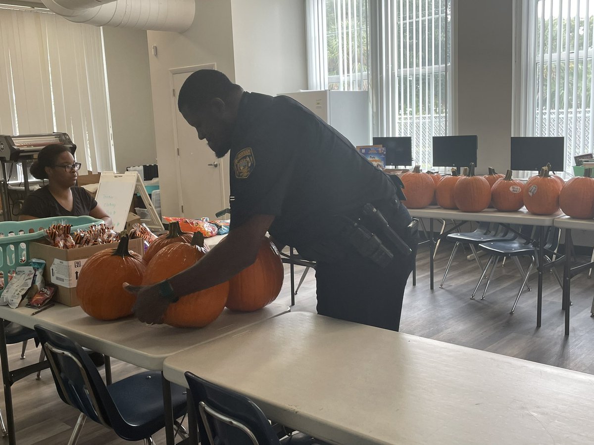 All things fall happening here at @HcpsMango #IBEW sponsored 40 pumpkins for our school wide pumpkin decorating contest. Thanks to Mango @Walmart for visiting our school today & helping load pumpkins 🎃@HillsboroughSch @TransformHCPS