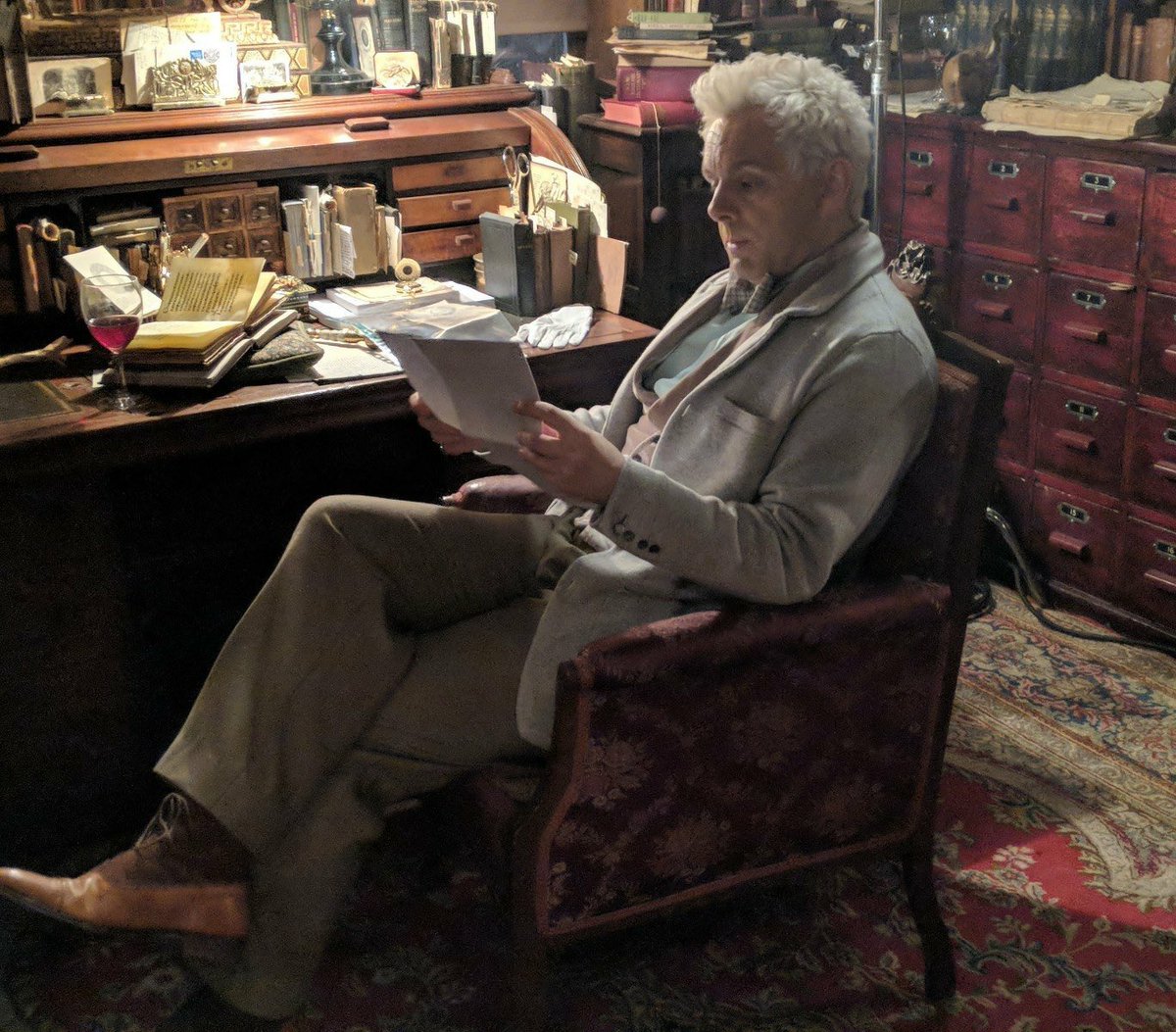 wingedcocoa's tweet photo. It seems the bookshop could do with a bit of cleaning this morning. Maybe it was better if he didn't open to the public today. Yes, that was it, that was the only possible reason not to open the shop, and absolutely nothing to do with the new manuscript he wanted to read... https://t.co/LcDdKxBMq6