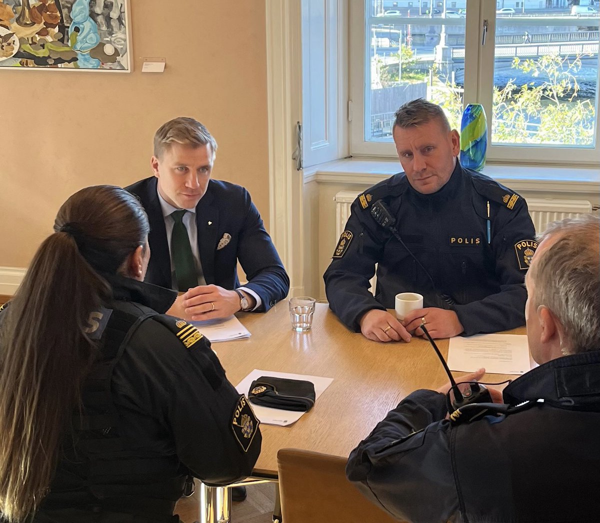 FredrikKarrholm's tweet photo. Hade i dag ett givande möte med @YB_Sodermalm och hans kollegor. Vi talade bl.a. om det nya brottet förolämpning mot tjänsteman. Poliser ska inte längre behöva stå ut med att hånas och filmas. När så sker ska resoluta ingripanden kunna göras för att värna polisens auktoritet. https://t.co/sZ09uAaXYf