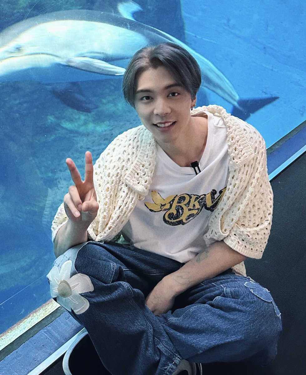 suhpremacistJ's tweet photo. Johnny and the pants with flower patch huhu you are the cutest☹️🤏🏻 https://t.co/Mq22AE3wz7
