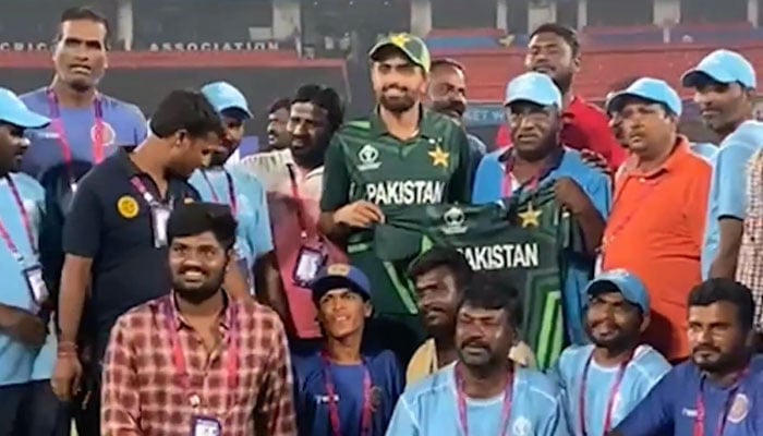 TuahaSultan's tweet photo. @VikrantGupta75 sir were you in line as well to get your hands on the jersey as Babar Azam leaves Hyderabad ground staff happy with this great gesture? https://t.co/DbRRQad3Gn