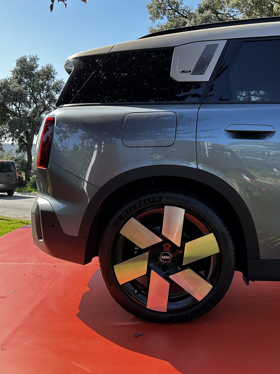 MINIEspana's tweet photo. Poco después de su presentación y, por primera vez en España, contamos con el nuevo #MINICountryman eléctrico como representante de la nueva familia MINI #MINIAccionaOpen23 https://t.co/dOHmZSaY6I