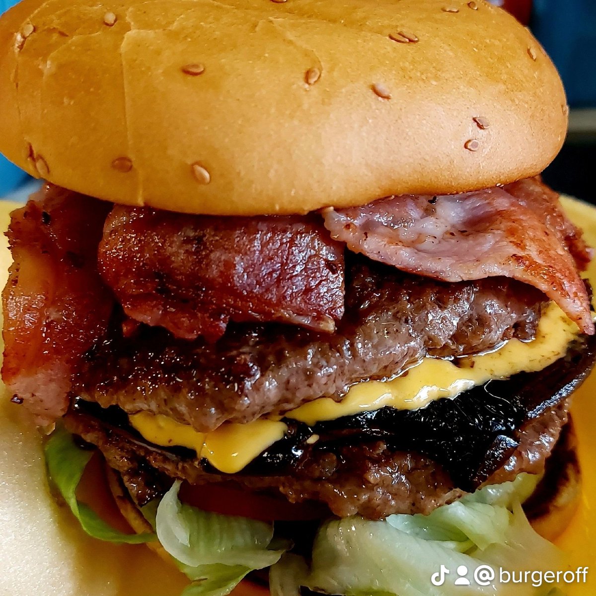 We are located within:
The New Oak 
County Oak Avenue 
Brighton
BN1 8DJ 

Eat in, takeaway, or find us on UberEats, Deliveroo &amp; Just Eat 🛵

#brightonandhove #hove #brightonfood #brighton #burgeroff #burgers #burger #foodporn #delivery