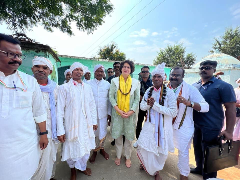 INCGujarat's tweet photo. कांग्रेस महासचिव श्रीमती @priyankagandhi  जी ने आदिवासी आस्था के केंद्र मढ़िया चौगान में दर्शन एवं पूजन कर आशीर्वाद लिया और देश व प्रदेश के कल्याण की कामना की।

📍 मंडला, मध्य प्रदेश https://t.co/scyBMrG8oD
