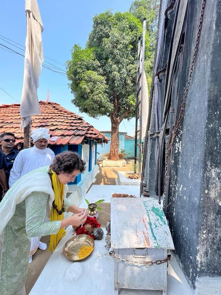 INCGujarat's tweet photo. कांग्रेस महासचिव श्रीमती @priyankagandhi  जी ने आदिवासी आस्था के केंद्र मढ़िया चौगान में दर्शन एवं पूजन कर आशीर्वाद लिया और देश व प्रदेश के कल्याण की कामना की।

📍 मंडला, मध्य प्रदेश https://t.co/scyBMrG8oD