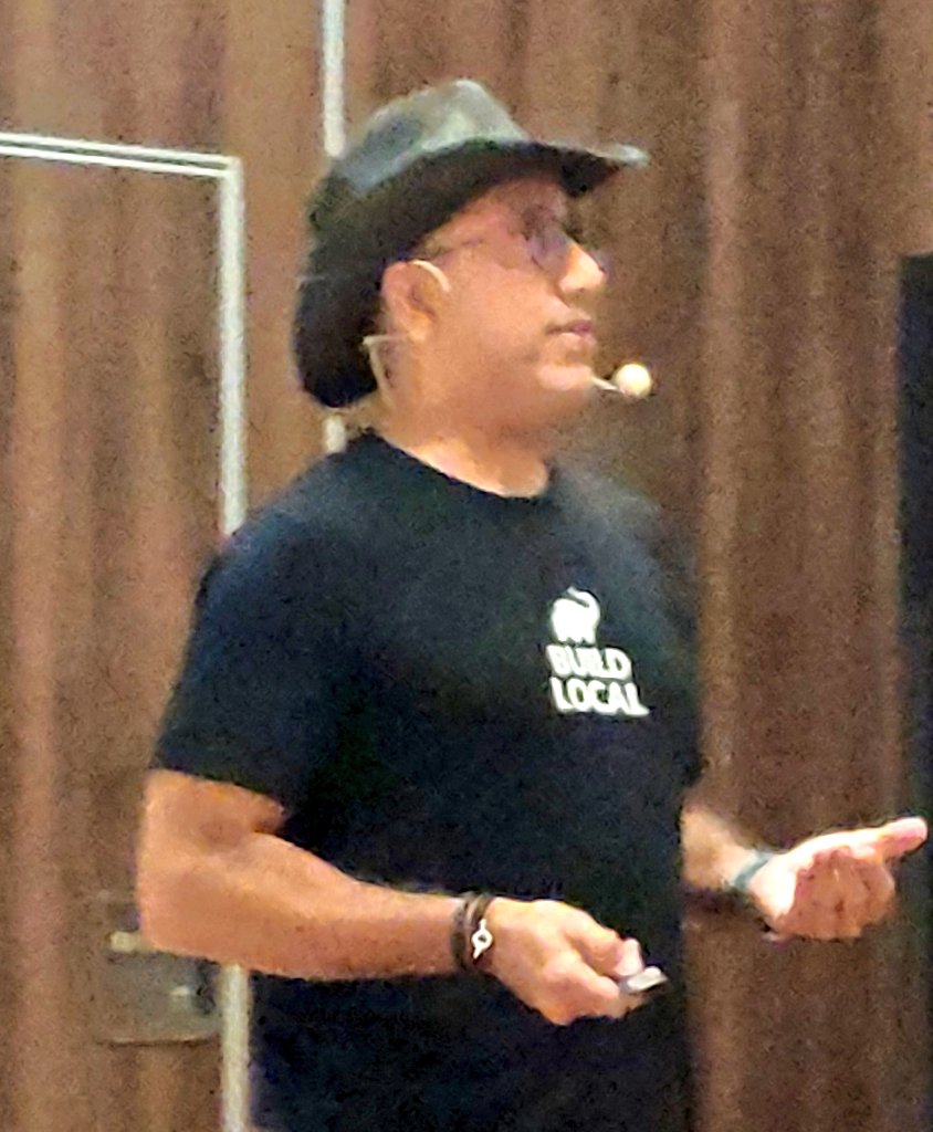 vilojona's tweet image. My friend @vincentmayers giving his talk about communities.

&quot;The third time you share a cup of tea, you become family&quot; ❤️

A must see for each developer.

Community is what we breath in the #Java ecosystem

@DevoxxMA #devoxxma2023