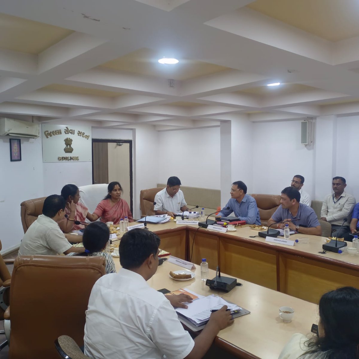 CEOGujarat's tweet photo. આગામી લોકસભાની સામાન્ય ચૂંટણીની પૂર્વ તૈયારી અને આયોજનના ભાગરૂપે મુખ્ય નિર્વાચન અધિકારીશ્રીની અધ્યક્ષતામાં અમદાવાદ DEO તથા ARO સાથે મુખ્ય નિર્વાચન અધિકારી, ગુજરાત દ્વારા રિવ્યુ મીટીંગ નું આયોજન કરાયું.

#sveep #AVSAR2024 #loksabhaelection2024 #ECISVEEP https://t.co/qONx9MQGTi